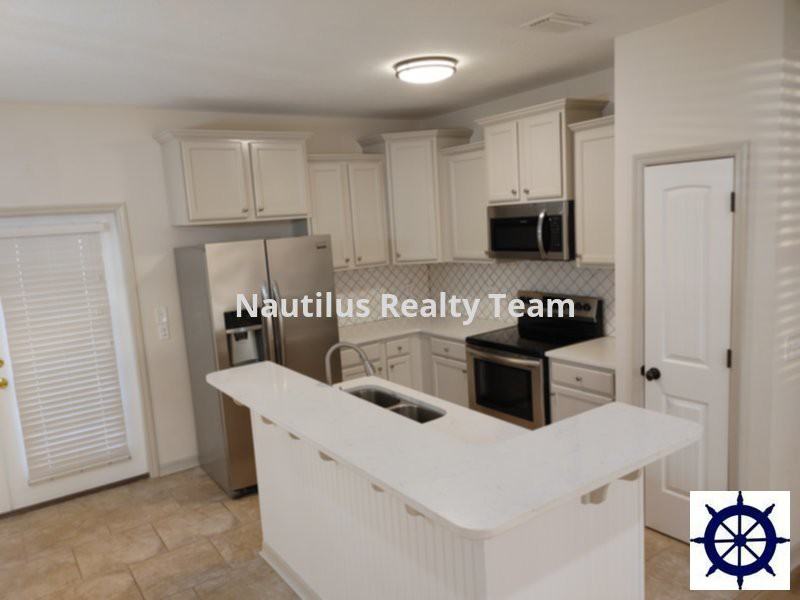 2414 Thames Dr - Photo 2 of 9