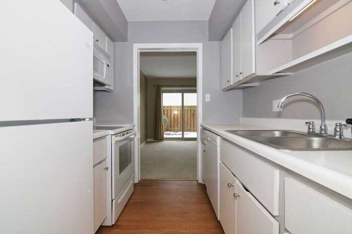 8502 Canterbury Sq W - Photo 3 of 17