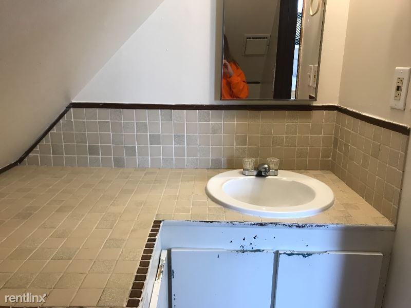 1011 1011 Rood Ave C - Photo 2 of 6