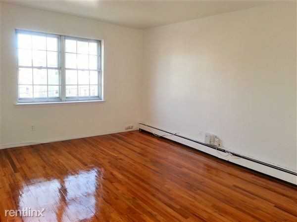 3 Bedrooms, 2 Full Baths Split Level Apt For Rent - Photo 3 of 28