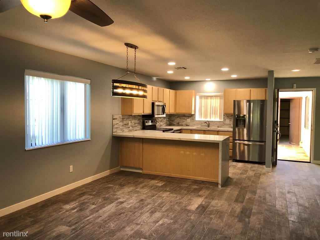 207 Lakecrest Ln - Photo 3 of 10