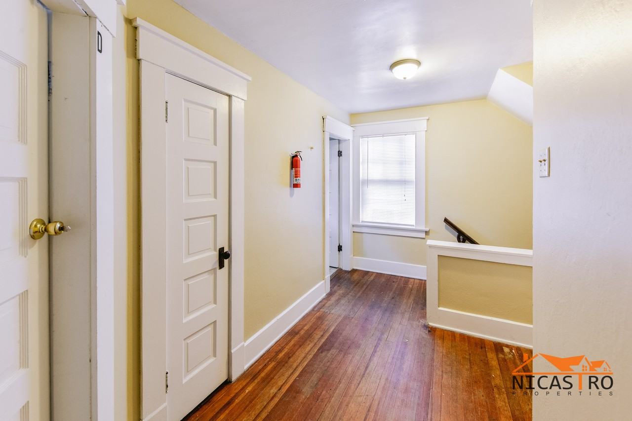 2097 Summit St - Photo 5 of 50