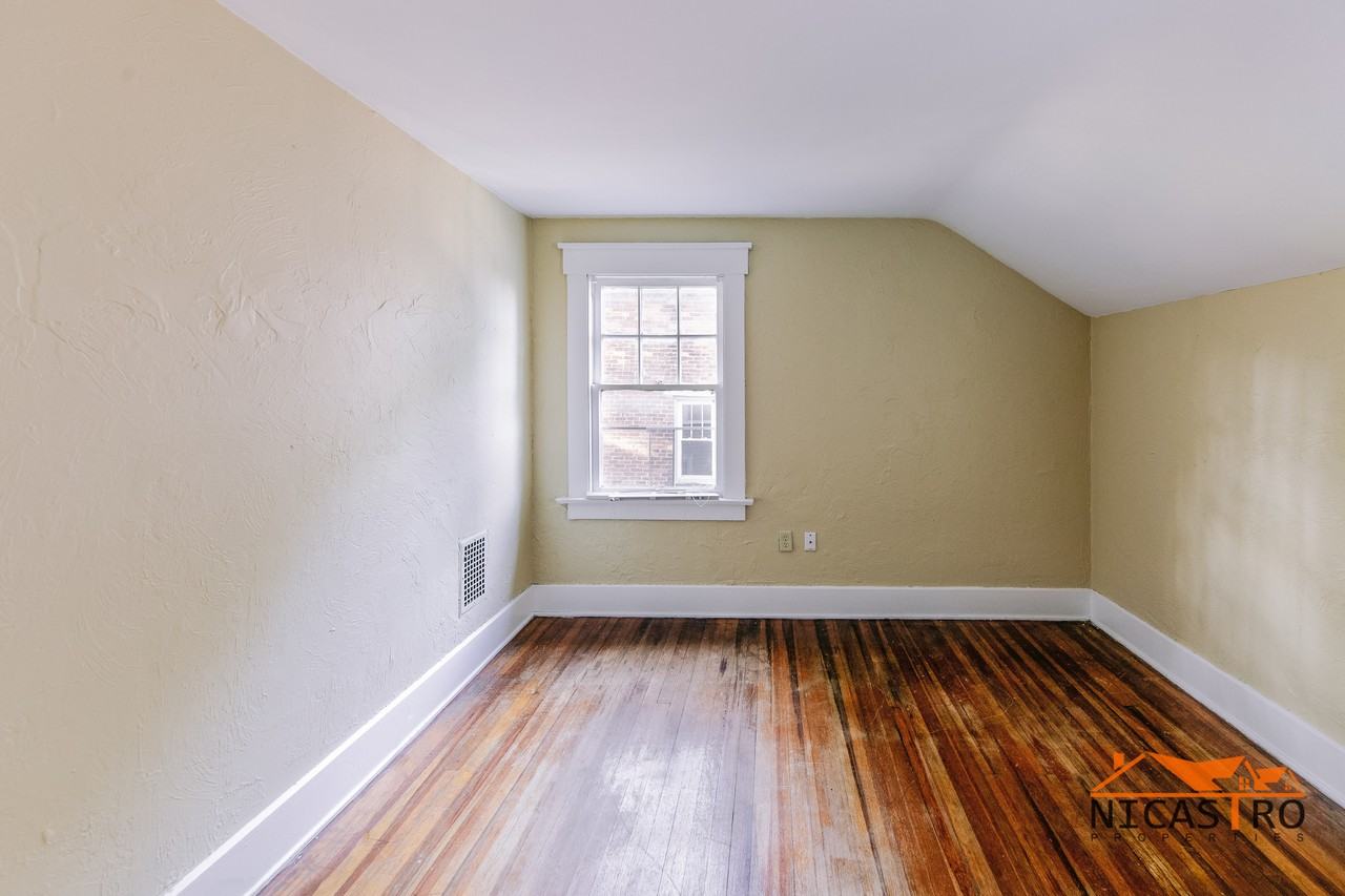 2097 Summit St - Photo 6 of 50