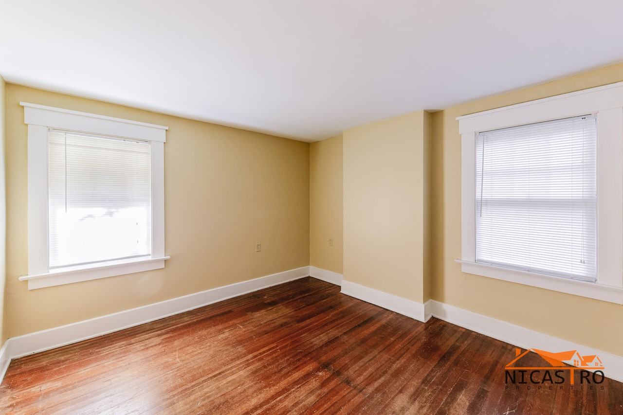 2097 Summit St - Photo 7 of 50