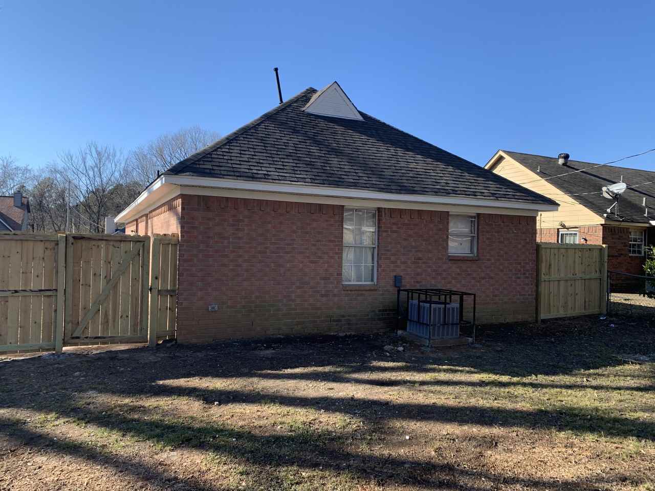 2584 Parkview Dr - Photo 3 of 6