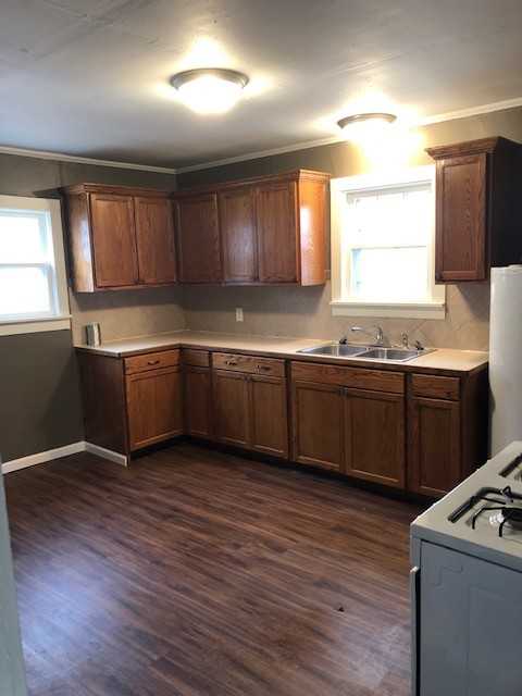 928 Pacific Ave - Photo 2 of 17