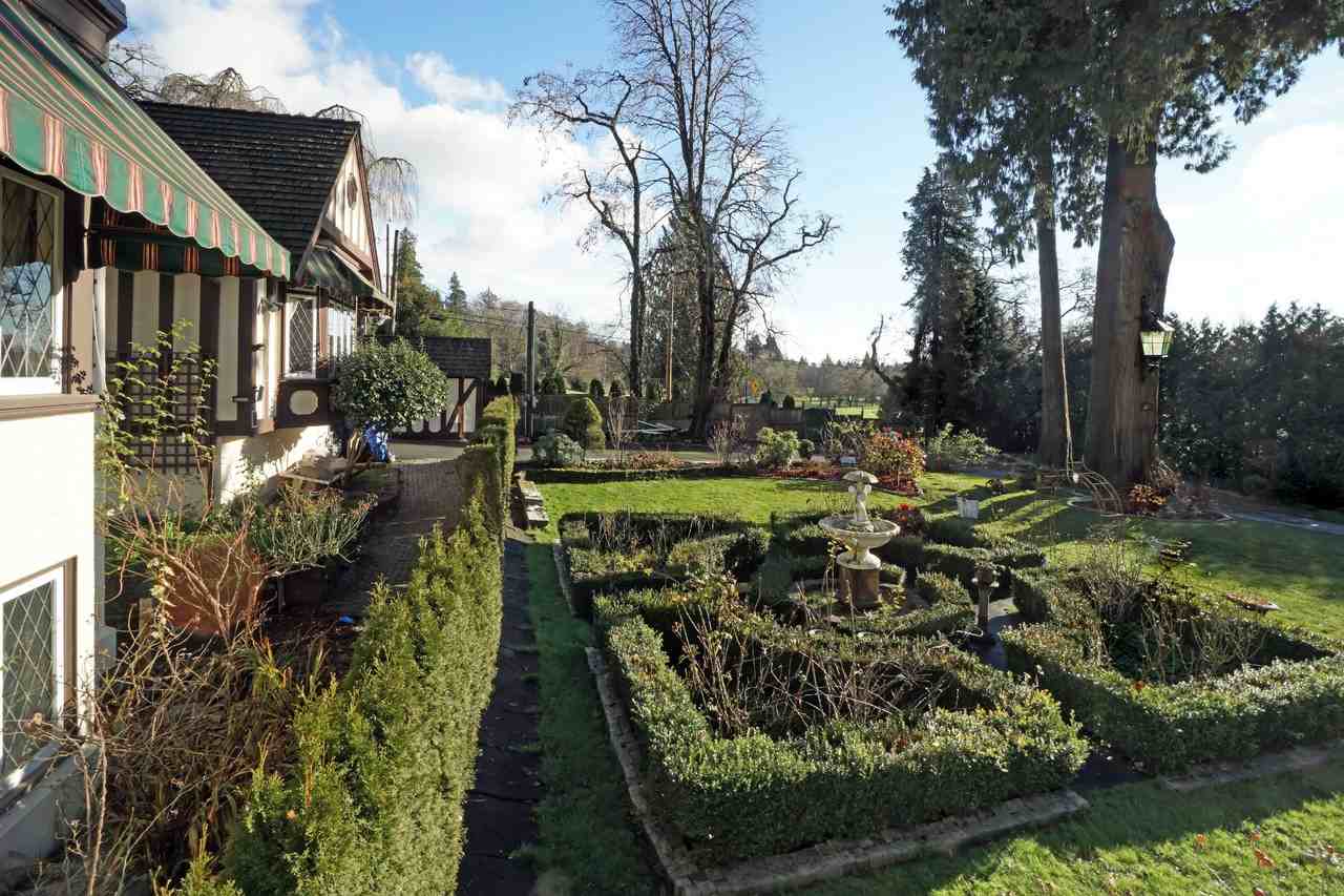 6633 Macdonald Street - Photo 3 of 38