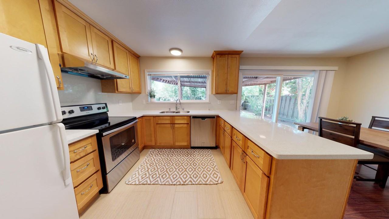 Bright Sunnyvale home with spacious backyard - Photo 2 of 17