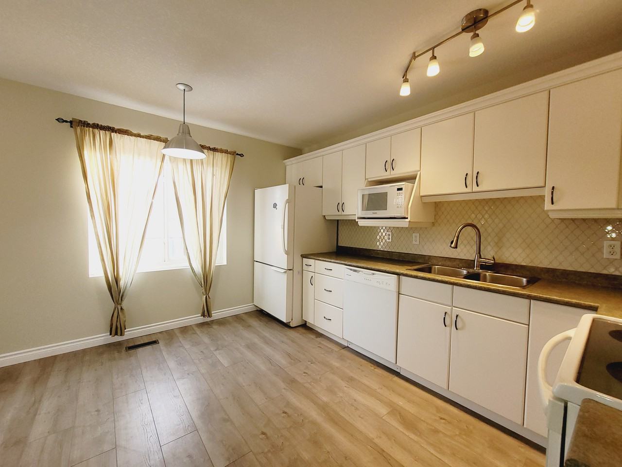 8061 178 St Nw - Photo 3 of 20