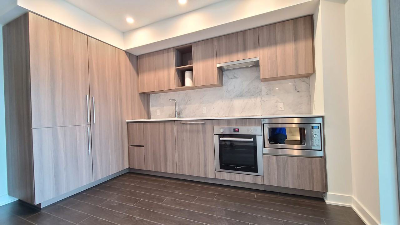 17 Bathurst Street #812