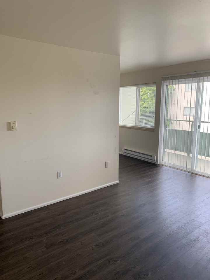 Four Seasons Apartments - Photo 3 of 9