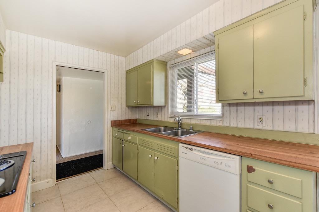1302 Frances Dr - Photo 3 of 15