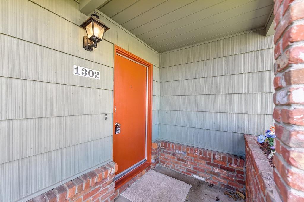 1302 Frances Dr - Photo 2 of 15