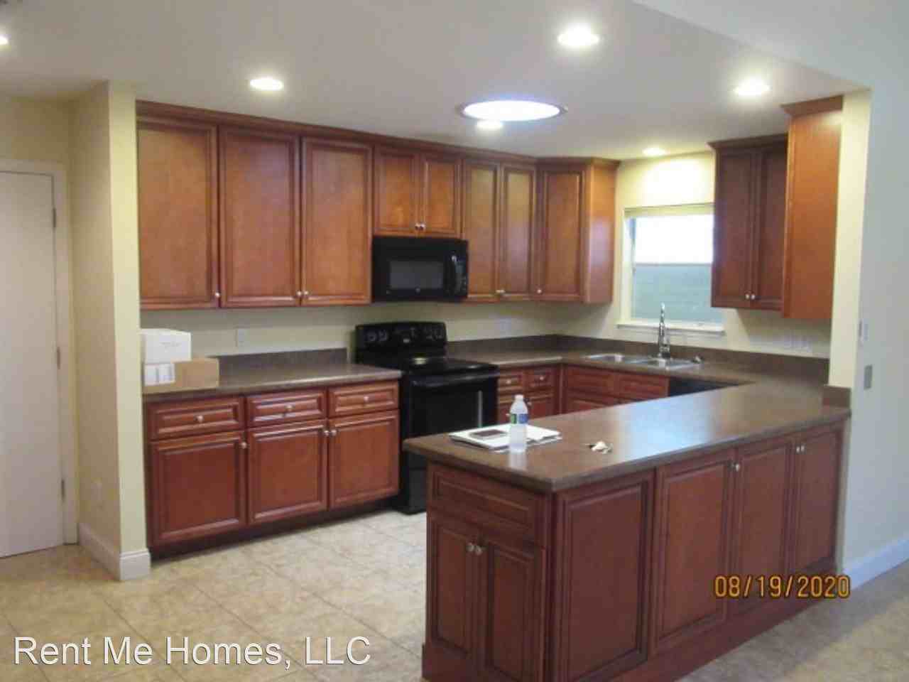 233 Coventry Ct - Photo 3 of 8