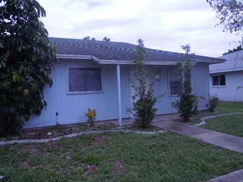 1305 Southwest Santa Barbara Place - Photo 2 of 10