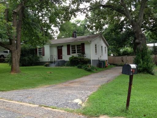 1009 Manor Dr - Photo 2 of 2