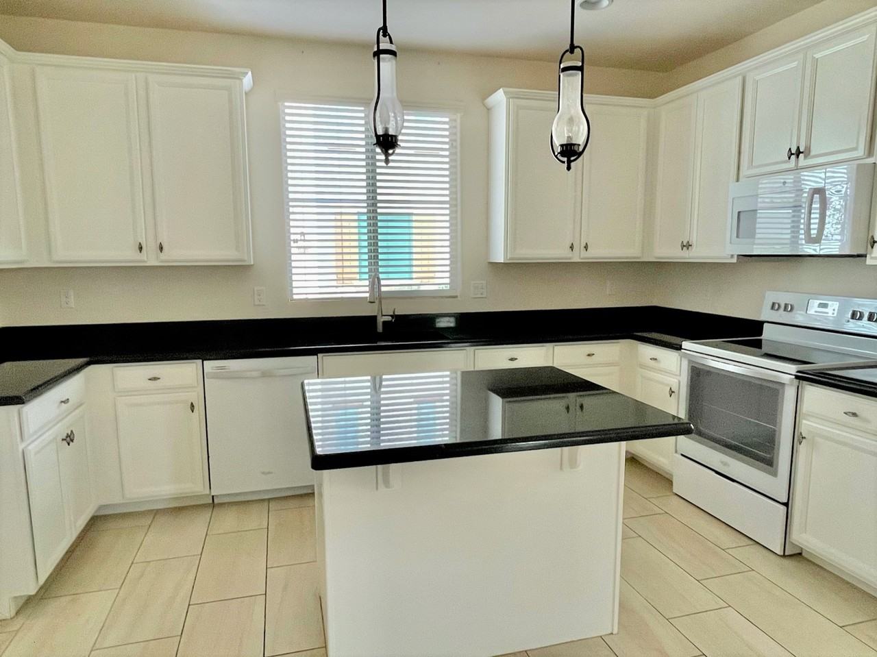 17747 W Banff Ln - Photo 3 of 14