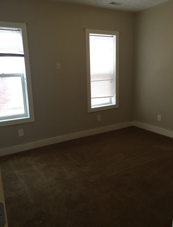 1023 1/2 10th St #2 - Photo 3 of 7