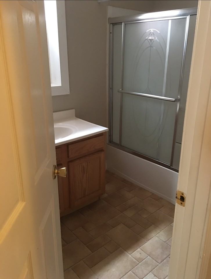 1023 1/2 10th St #2 - Photo 6 of 7