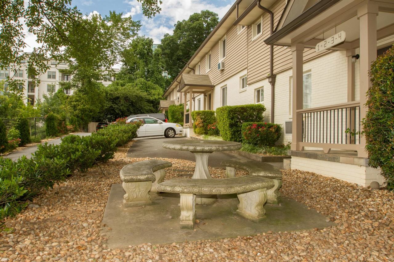 32 Peachtree Avenue Northeast #3 - Photo 7 of 8