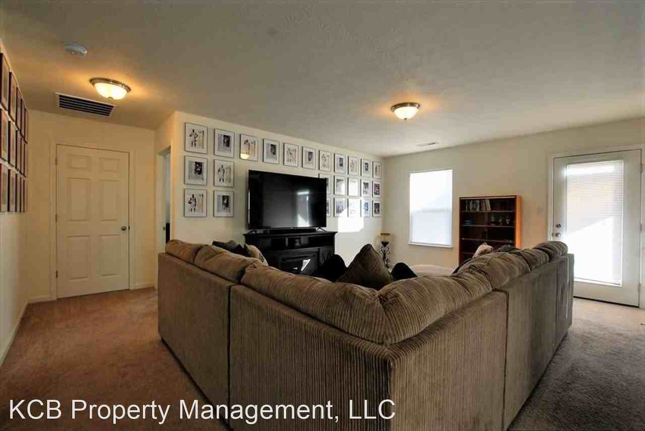 371 Ariel Dr - Photo 3 of 9