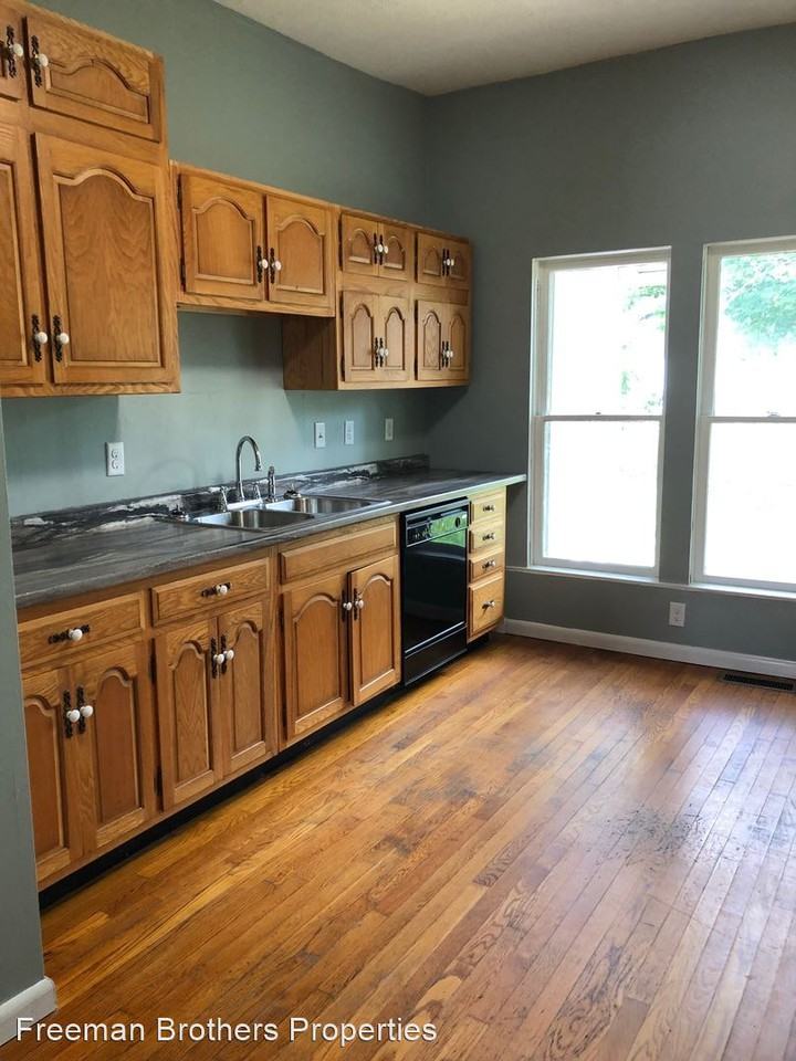 408 W 5th St - Photo 3 of 6