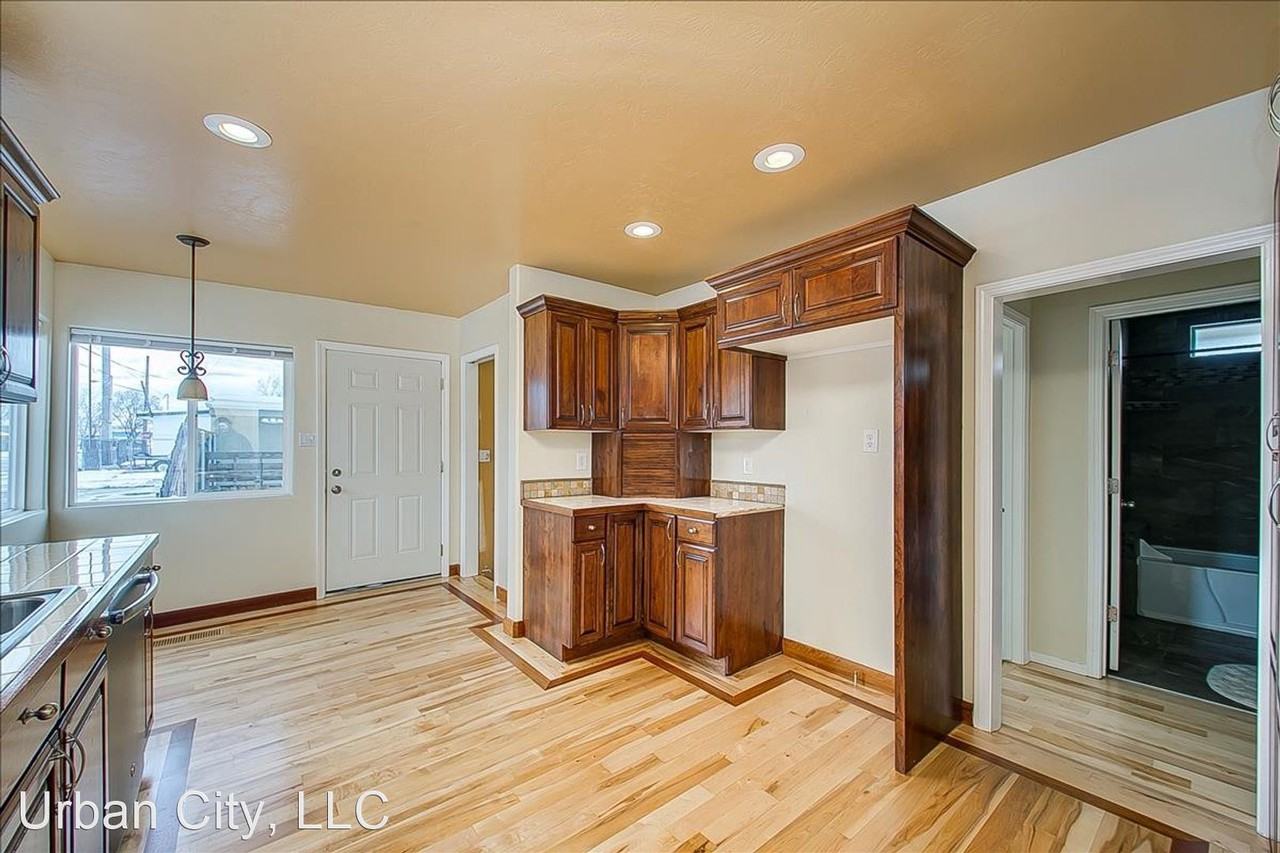 2903 W Madison Ave - Photo 2 of 11