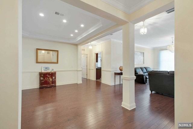 910 Four Seasons Ln - Photo 2 of 25