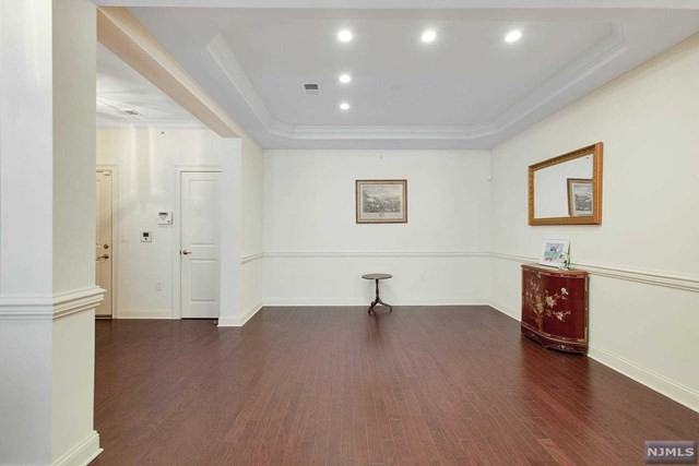 910 Four Seasons Ln - Photo 3 of 25