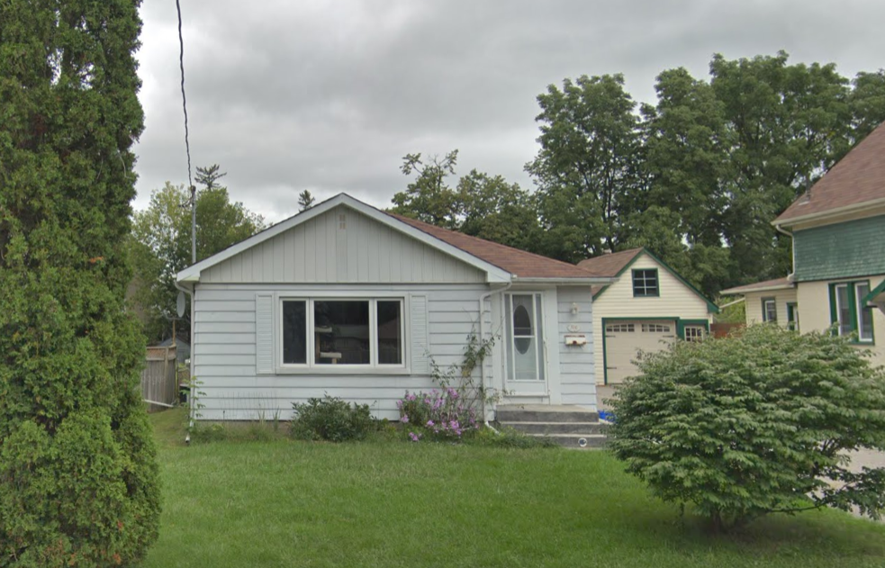 316 Walnut St. W. Whitby Main Floor Apartments 316 Walnut Street West