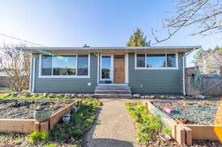 3 bedroom 1 bathroom HOME FOR RENT - Photo 2 of 18