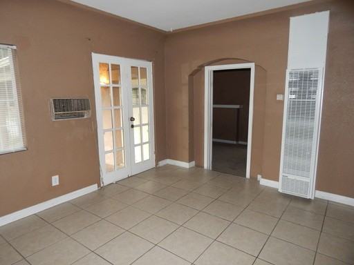 1096 N F St - Photo 2 of 8