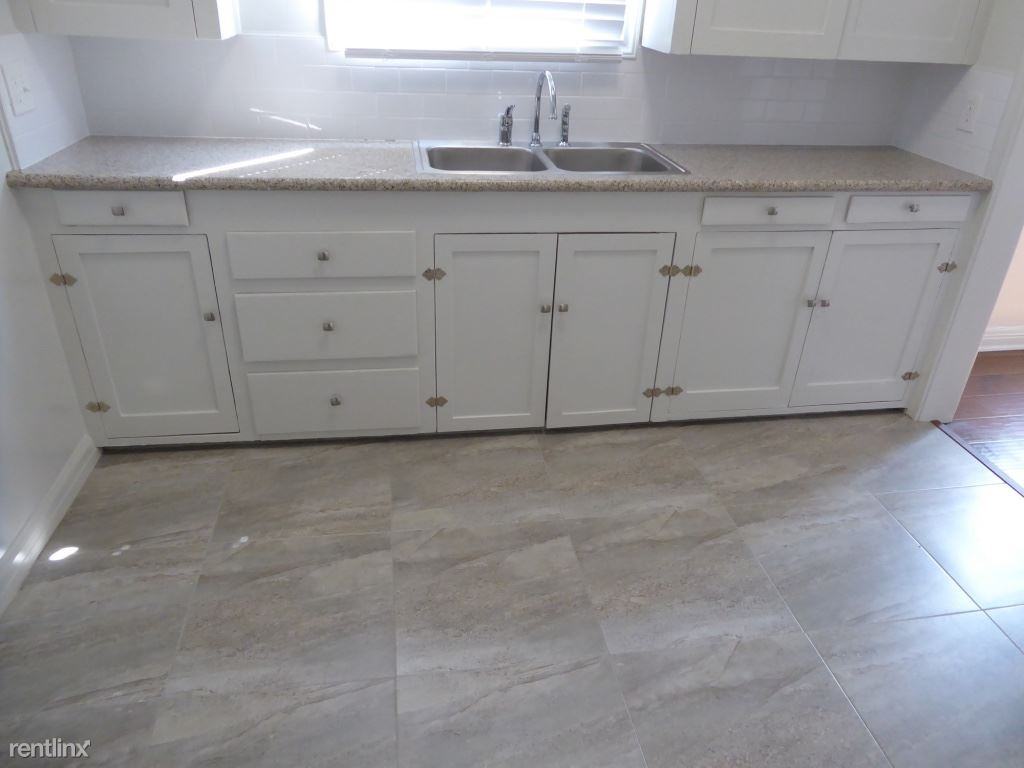 1431 1/2 W 36th St - Photo 3 of 8