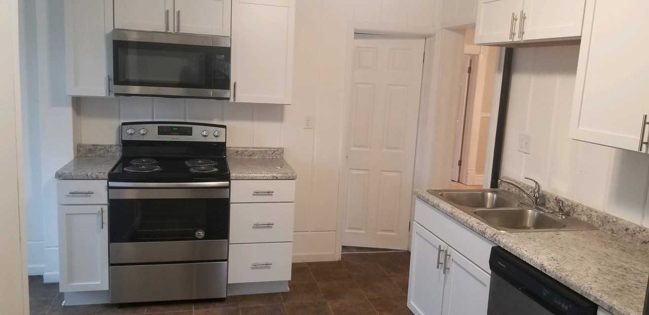 1105 Bellevue Ave - Photo 2 of 11