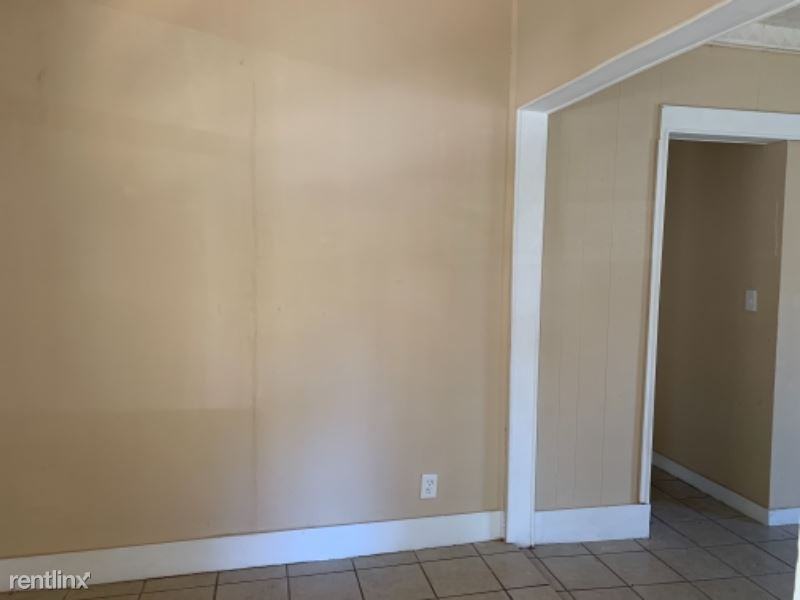 302 S Wood St - Photo 2 of 18