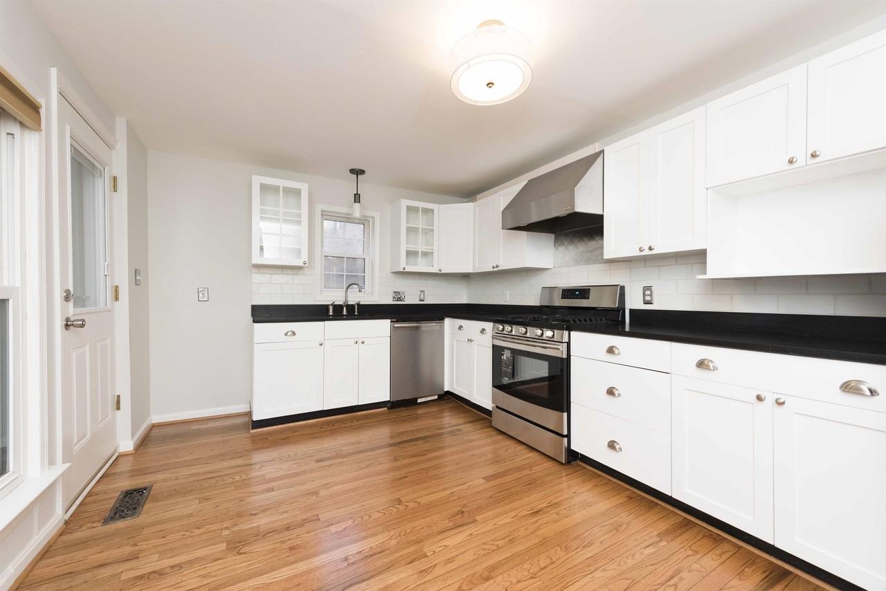 202 11th St Ne #1 - Photo 3 of 22