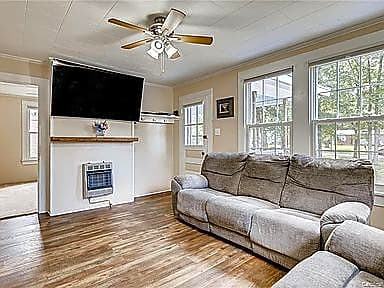 439 Pinewood Ave - Photo 2 of 17