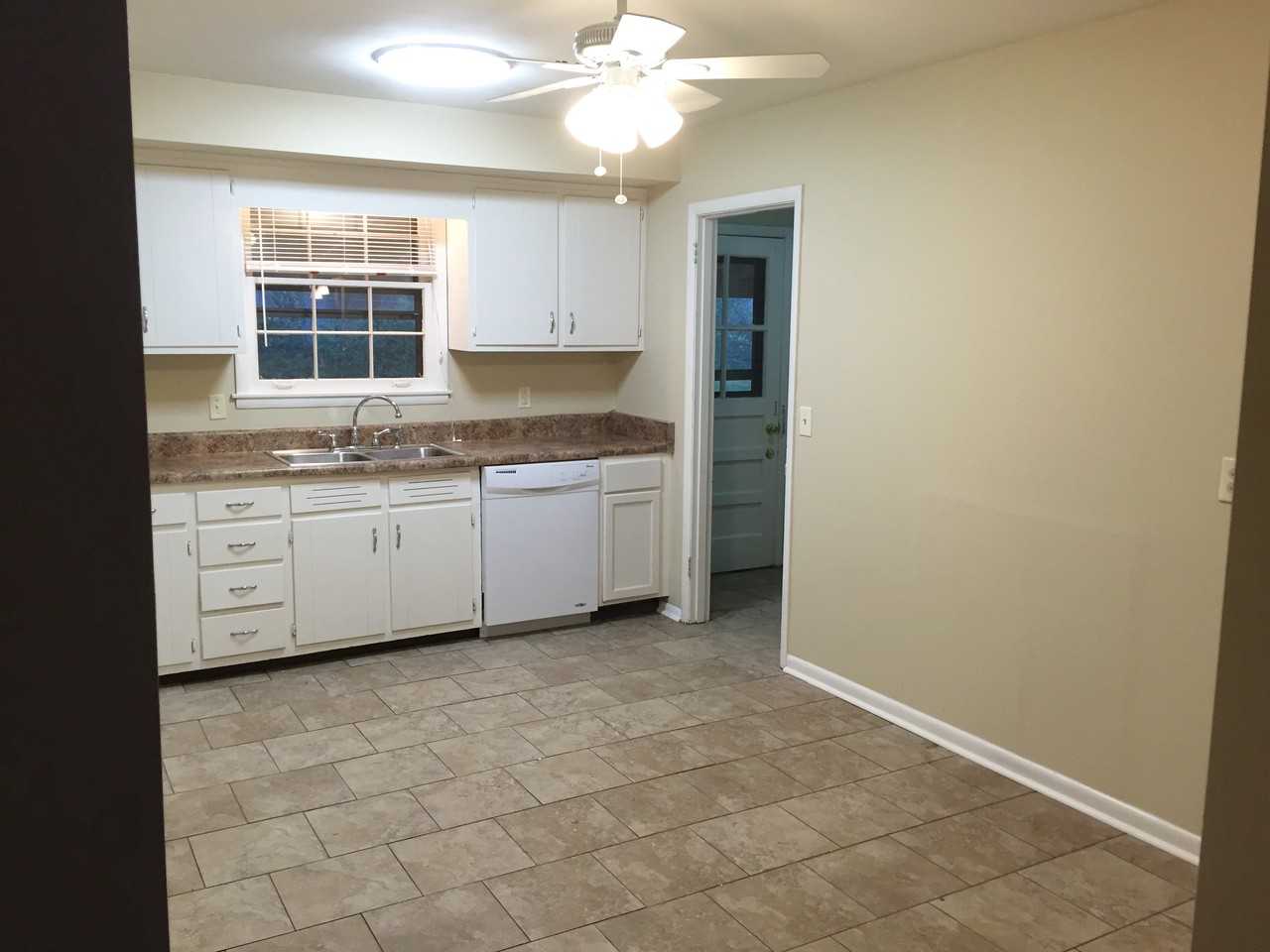 320B Lorna Dr - Photo 3 of 17