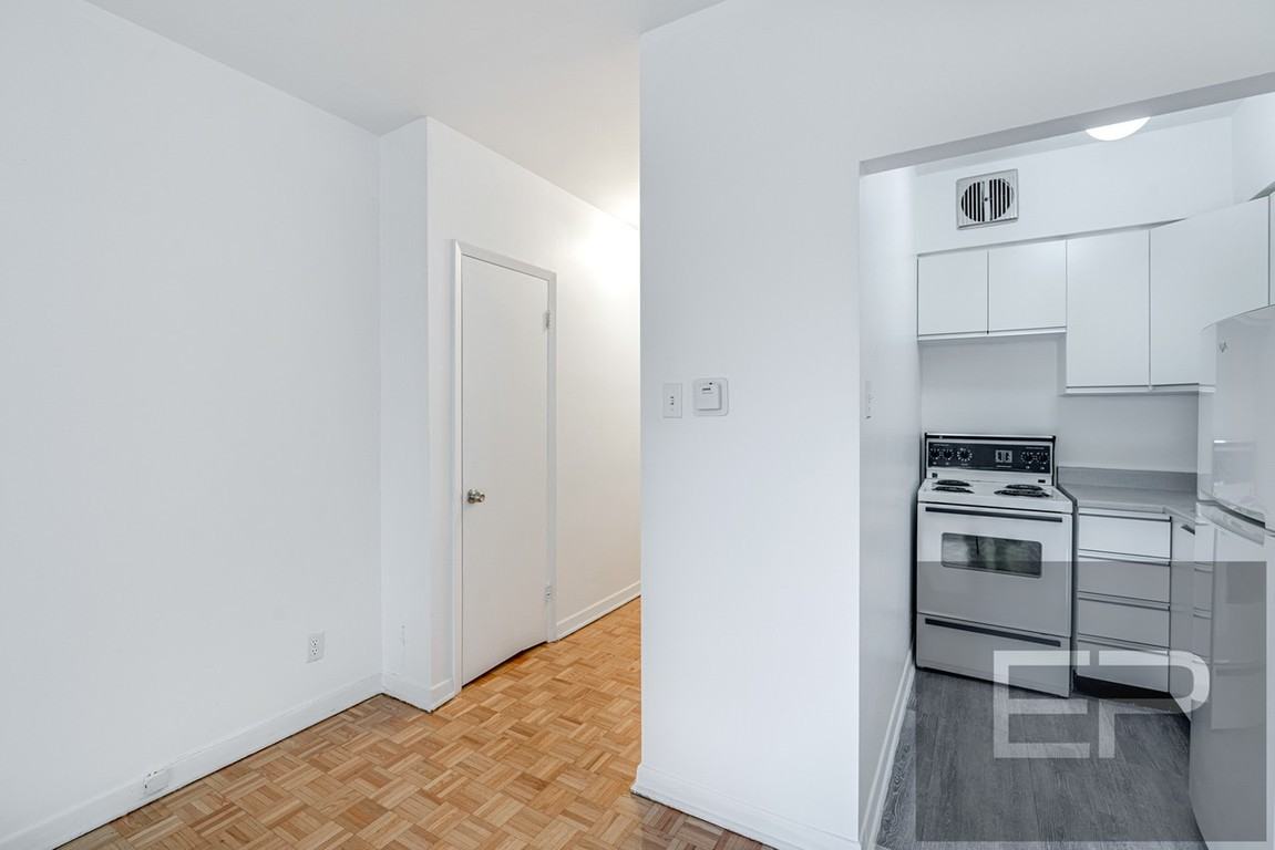 3484 Rue Stanley - Photo 3 of 25