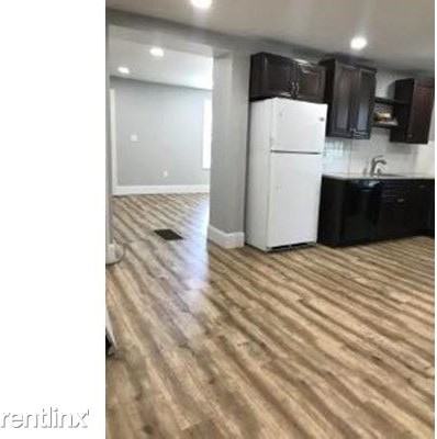 288 288 Whiting Ave 288 - Photo 2 of 15