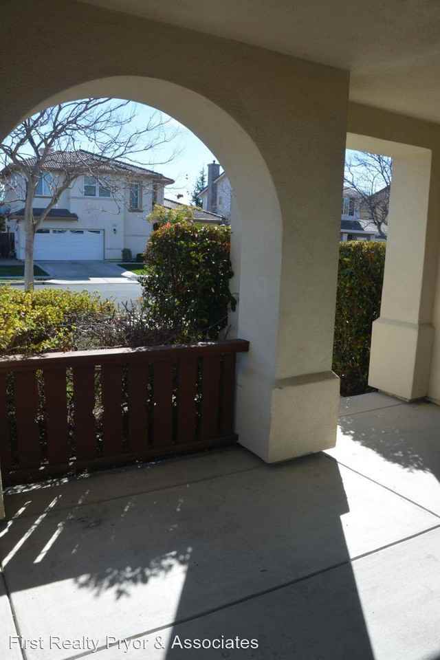 541 Vivian St - Photo 3 of 43