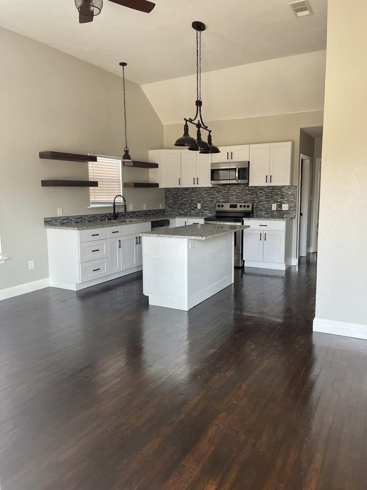 615 S Elm St - Photo 2 of 10