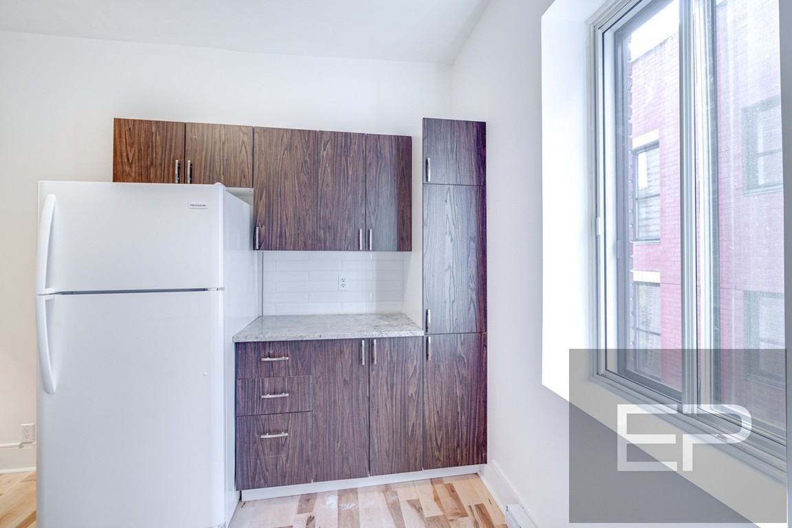 4961 Chemin Queen Mary - Photo 2 of 50