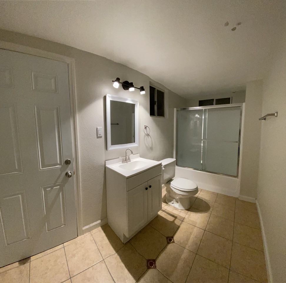 2845 Blackstone Avenue - Photo 3 of 5