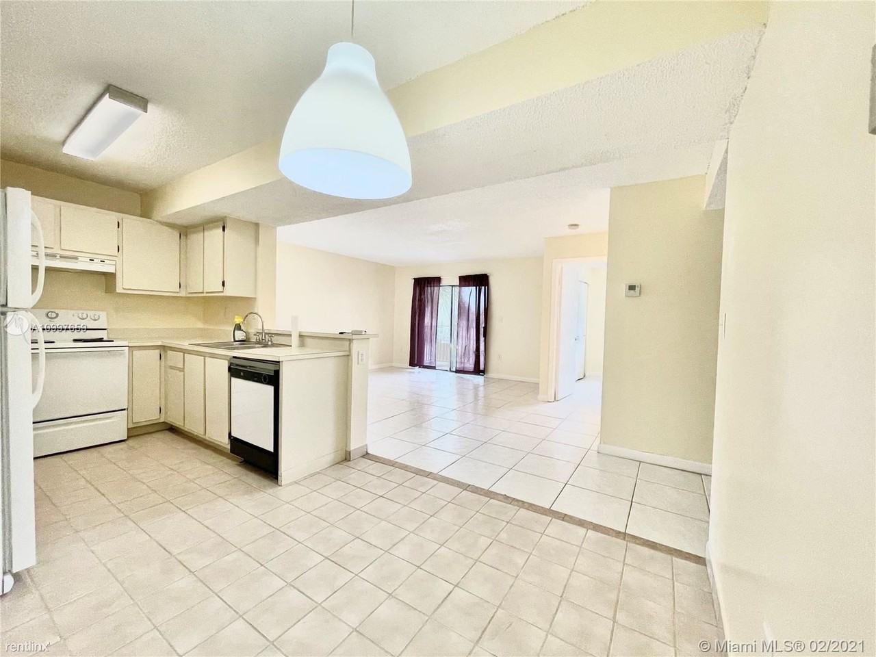 251 Palm Cir W - Photo 2 of 8