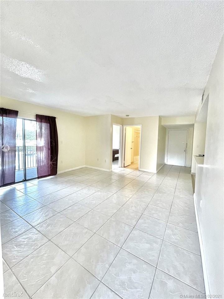 251 Palm Cir W - Photo 3 of 8