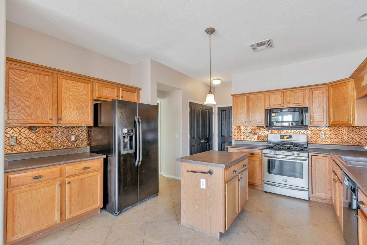 11942 W Heyburn Dr - Photo 2 of 25