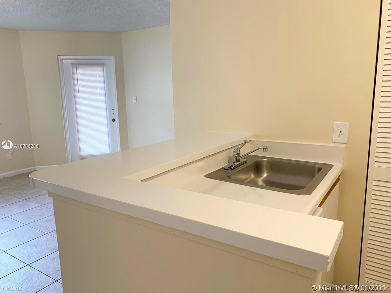 570 S Park Rd - Photo 2 of 12