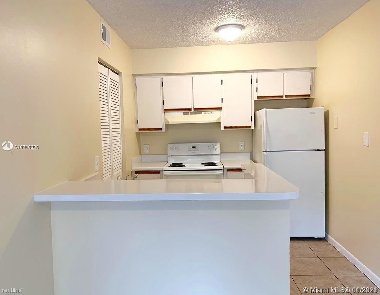 570 S Park Rd - Photo 3 of 12