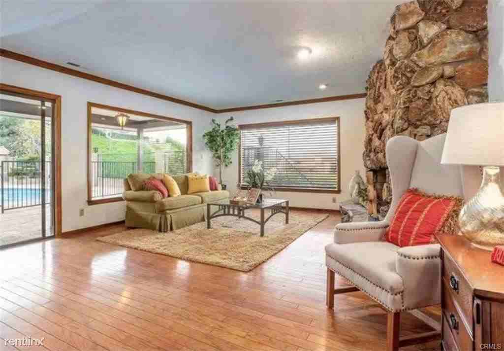 1515 Hollencrest Dr - Photo 3 of 10